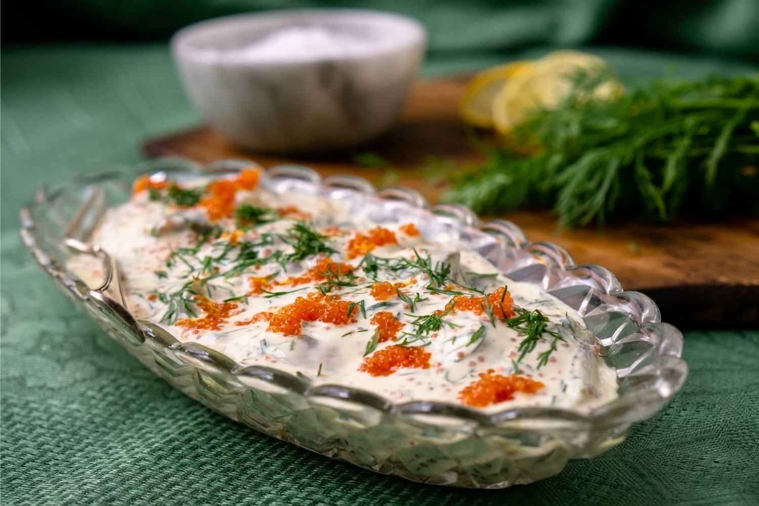 stenbiderrogn-roert-med-creme-fraiche-og-roedloeg-opskrift